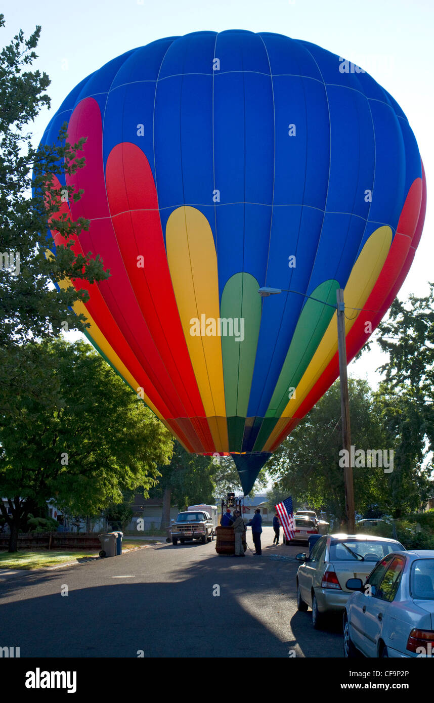 Heißluftballon Landung in einem Wohngebiet von Boise, Idaho, USA. Stockfoto
