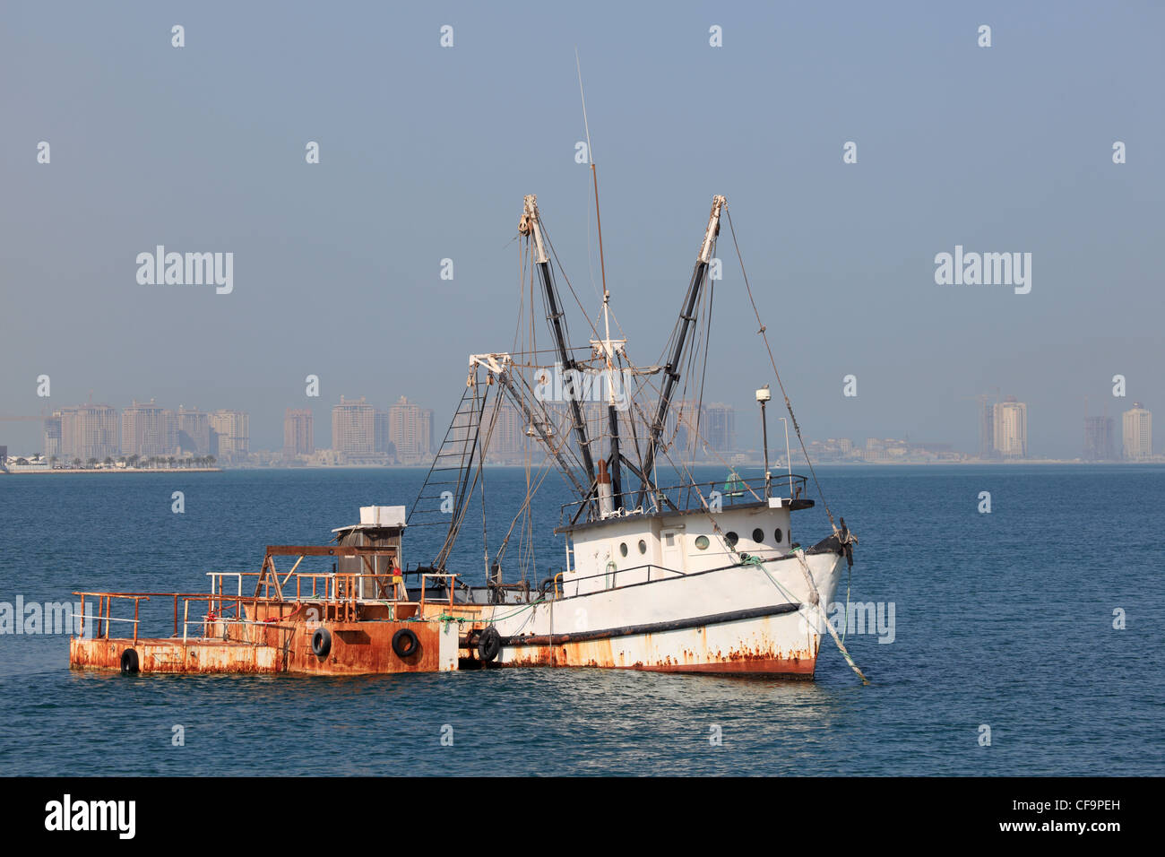 Alter Fischkutter in Doha, Katar Stockfoto