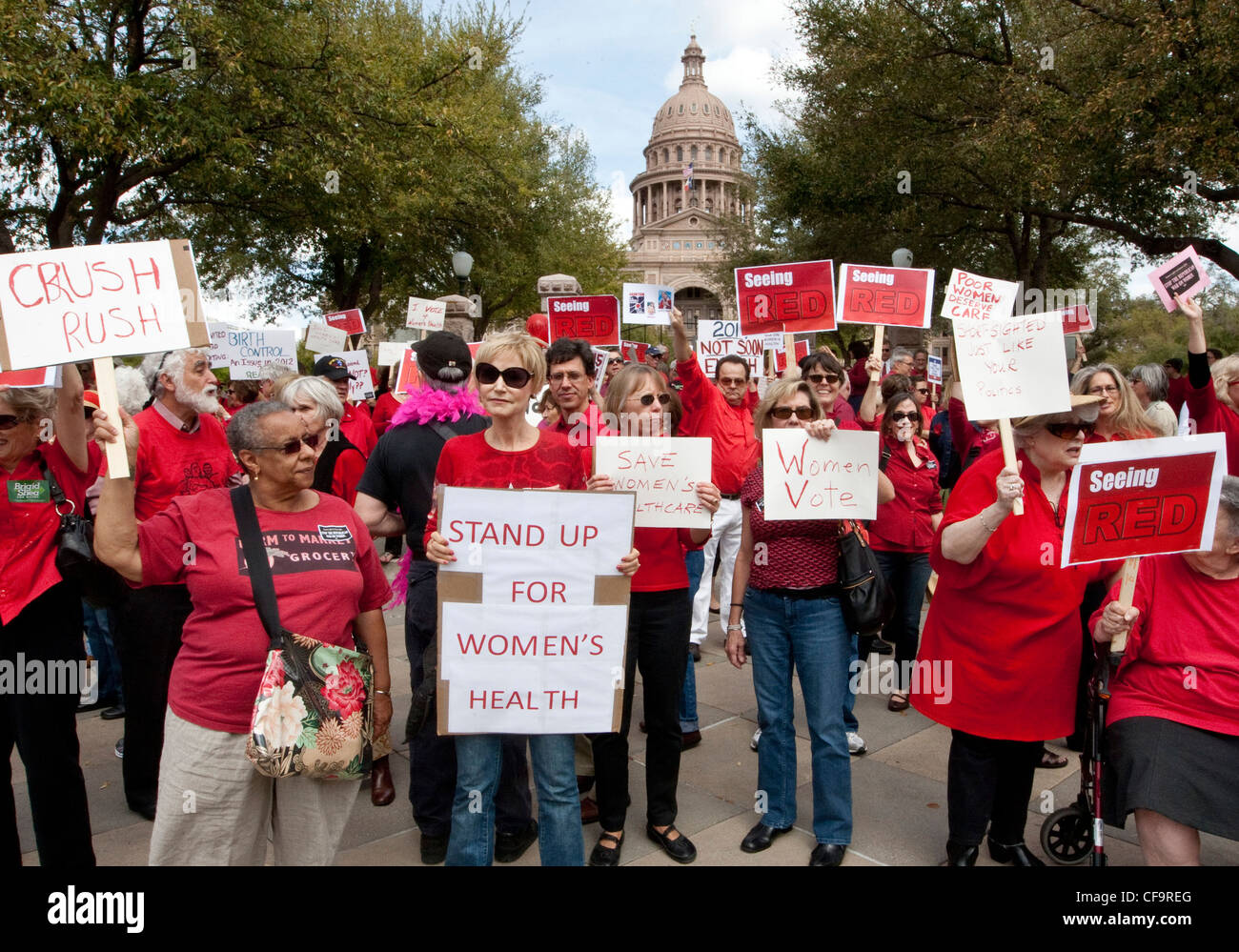 Menschenmenge vor Texas Hauptstadt protestiert Texas Gesetzgeber Entscheidung, die Mittel zur medizinischen Versorgung für einkommensschwache Frauen gekürzt werden Stockfoto