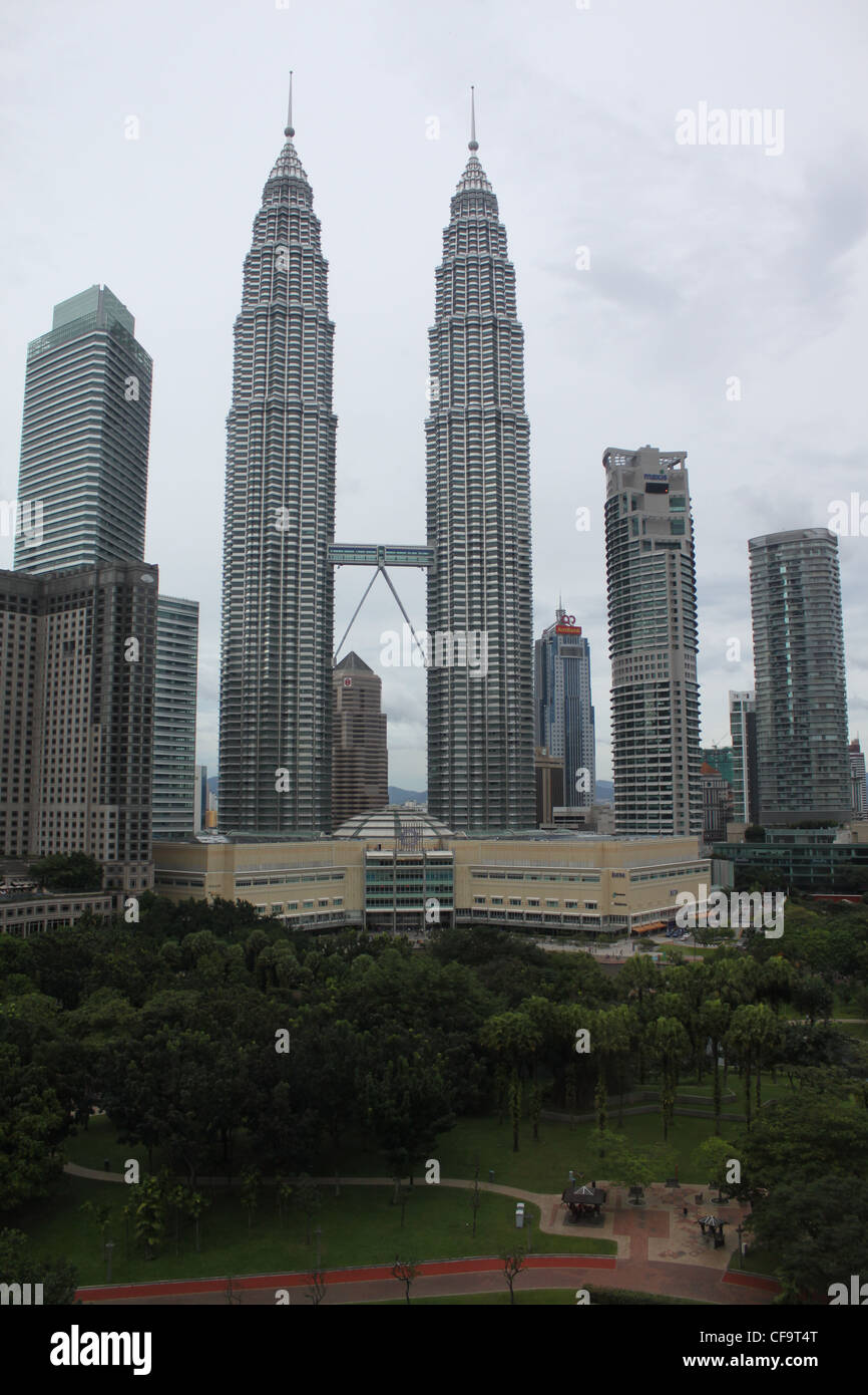 Die Petronas Twin Towers, KLCC Park und die umliegenden Gebäude in Kuala Lumpur, Malaysia Stockfoto