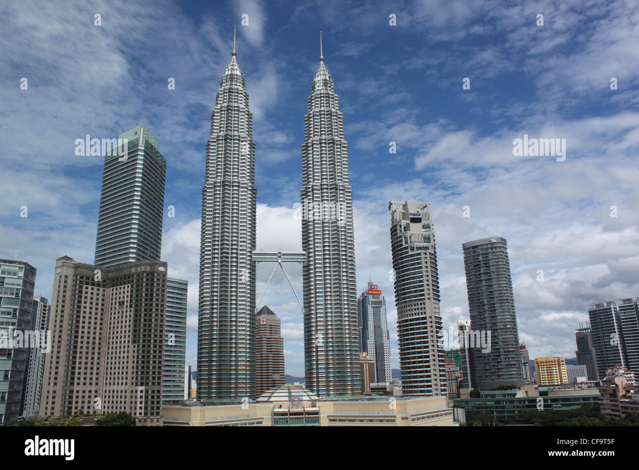 Die Petronas Twin Towers und die umliegenden Gebäude in Kuala Lumpur, Malaysia Stockfoto
