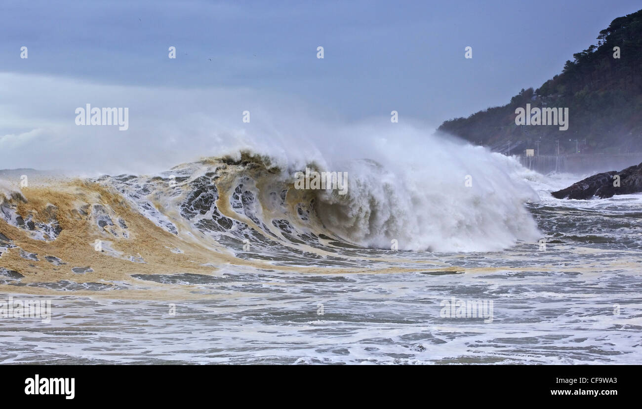 Große Welle in Donostia Stockfoto