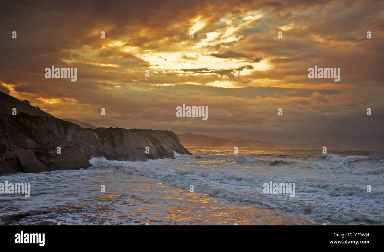 Itzurun Strand in der stürmischen Dämmerung Stockfoto