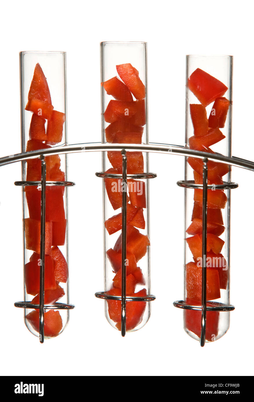 Rote Paprika in kleine Keile in Glasröhren Test in einem Chrom-Gestell geschnitten Stockfoto