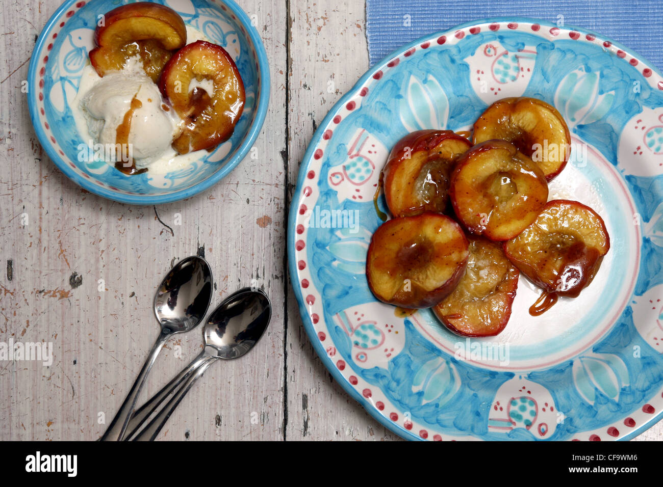 MEL Pfirsiche Buttermilch Eis, australischen CHEF BILL GRANGER kocht, LONDON W dient A Party braucht eine richtige Pudding, wie Stockfoto