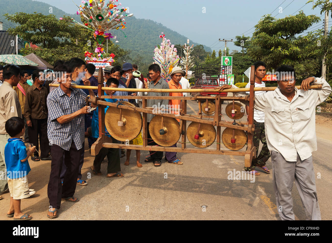 Elk208-4056 Thailand, Soppong, Hochzeit, Feier, Musiker, Männer mit Rack Gongs Stockfoto
