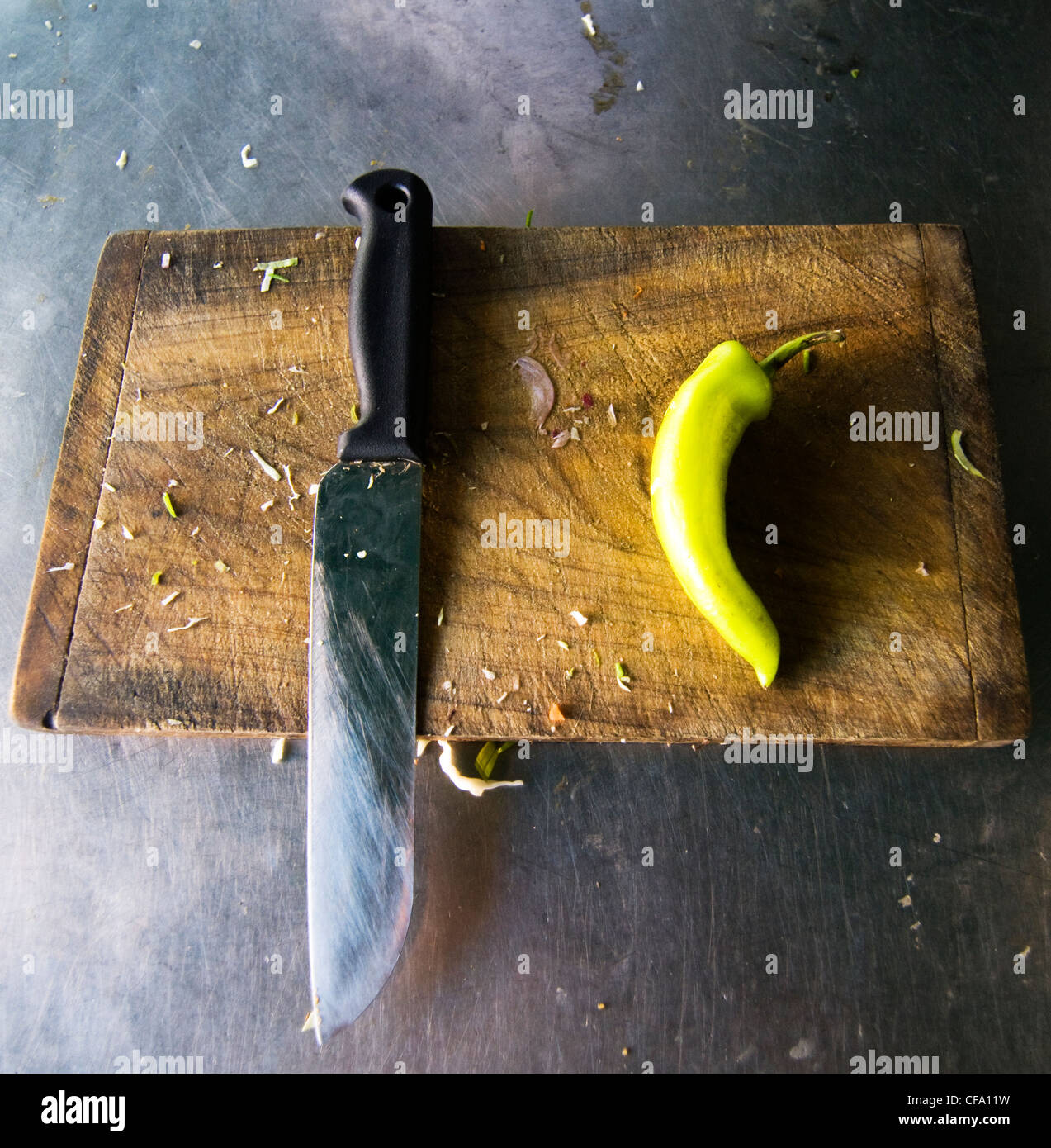 Ein grün-Kühler und ein Messer. Stockfoto