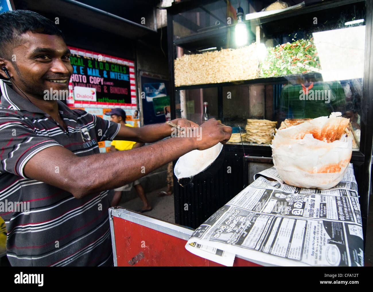 Lokale Koch in ein kleines Loch in der Wand Restaurant bereitet Apams - Reis-Pfannkuchen. Stockfoto