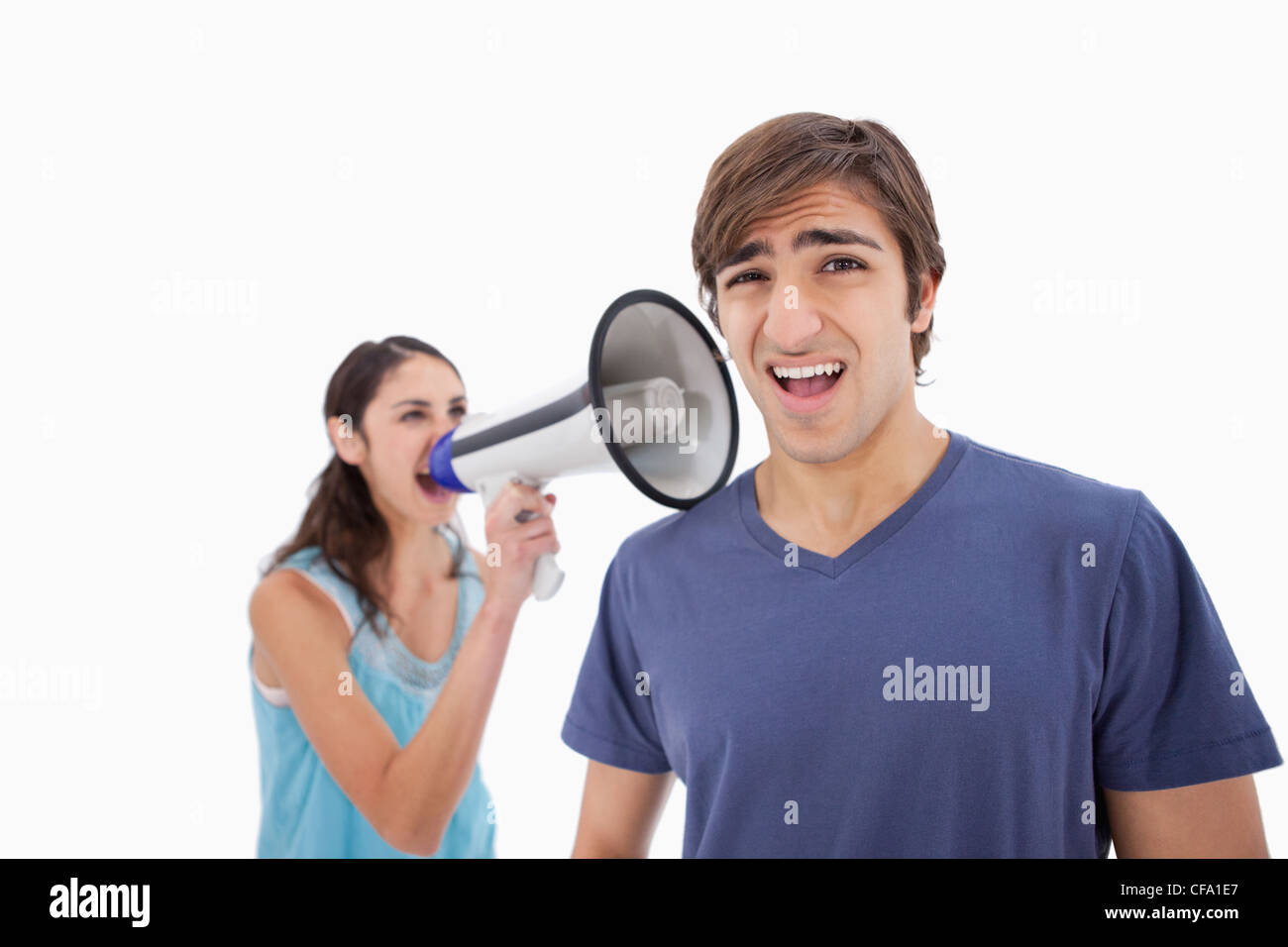Frau auf ihren Freund durch ein Megaphon schreien Stockfoto