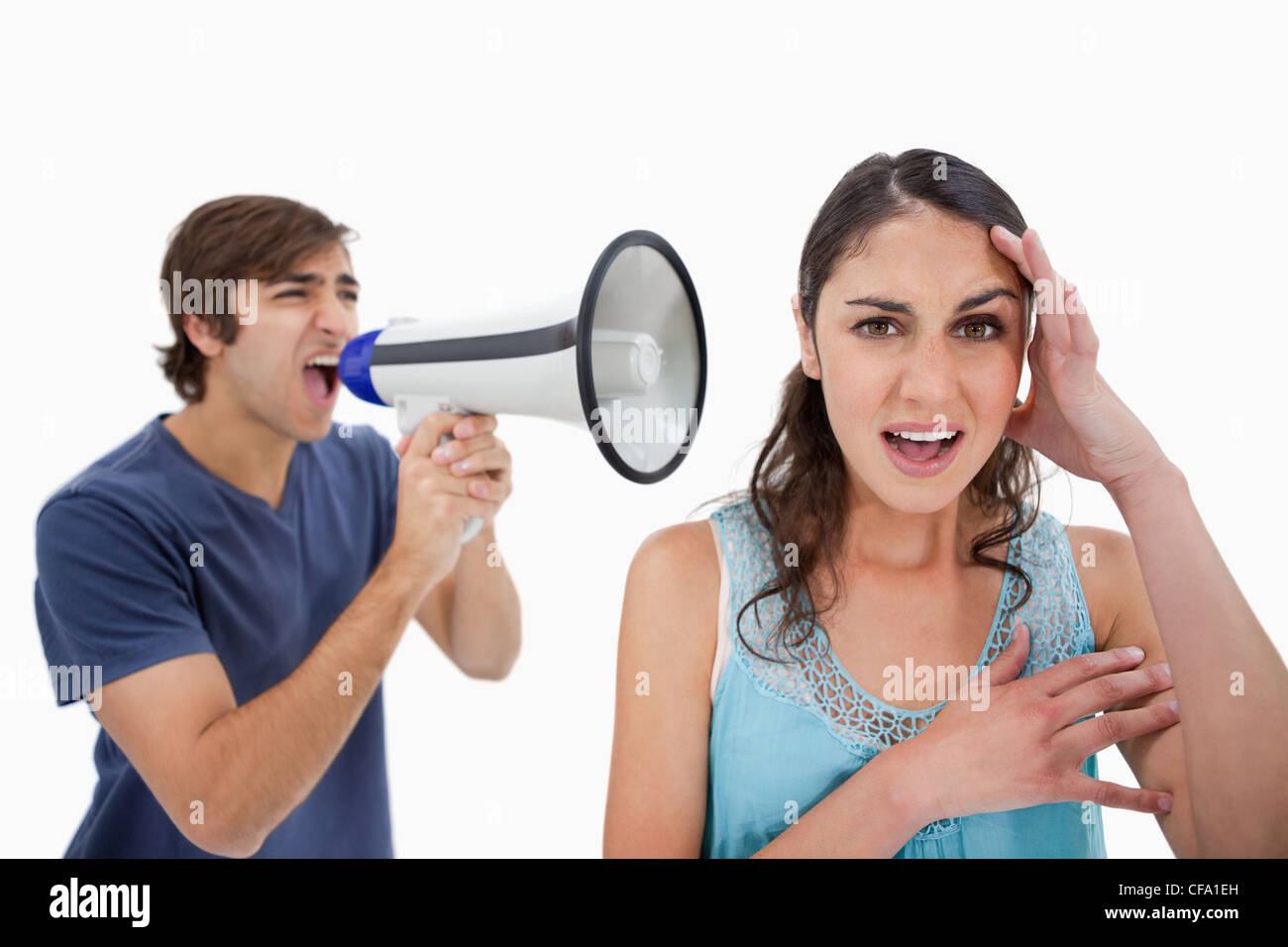 Mann schreien an ihre Freundin durch ein Megaphon Stockfoto