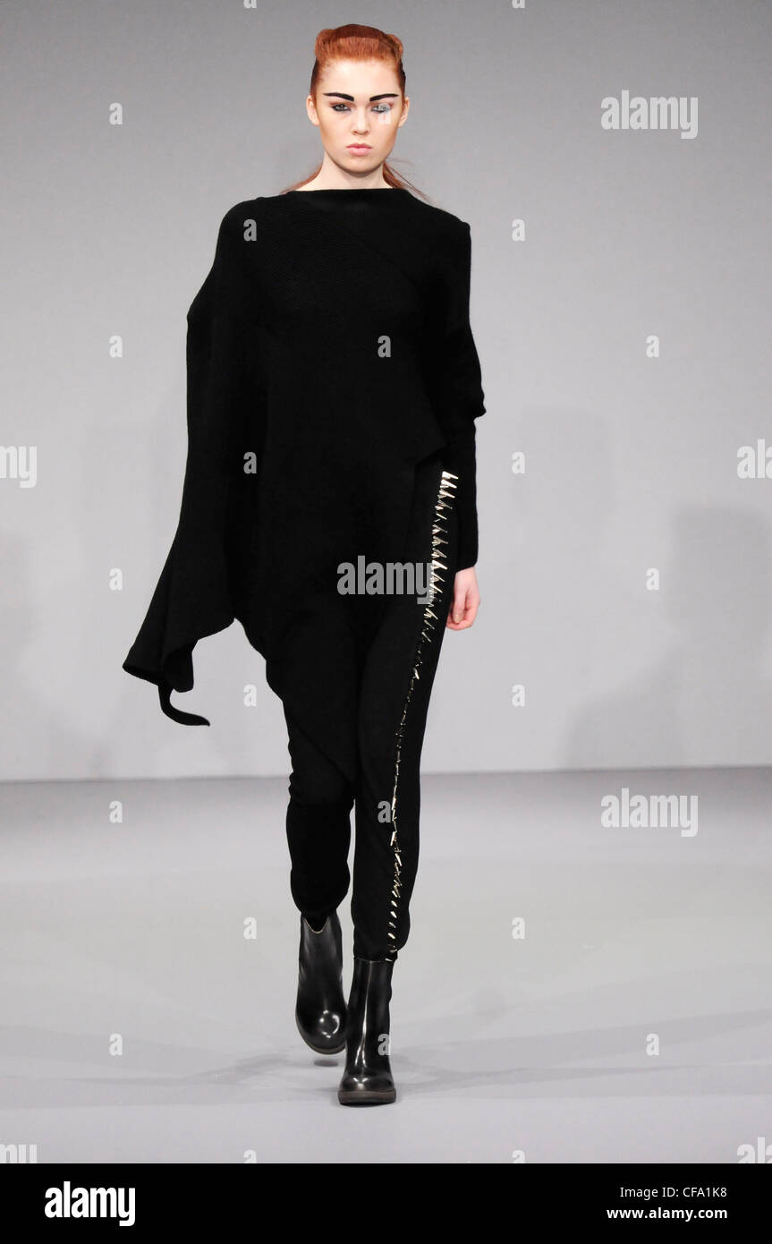 Alice Palmer London bereit zu tragen Herbst Winter alle schwarz: Poncho über schwarze Hosen Outfit mit Stiefeletten Stockfoto