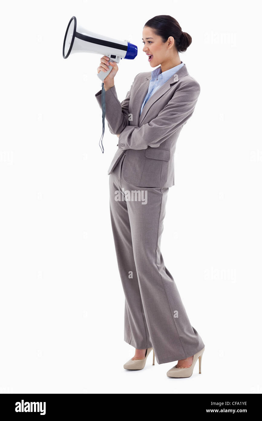 Porträt einer Geschäftsfrau, die durch ein Megaphon schreien Stockfoto
