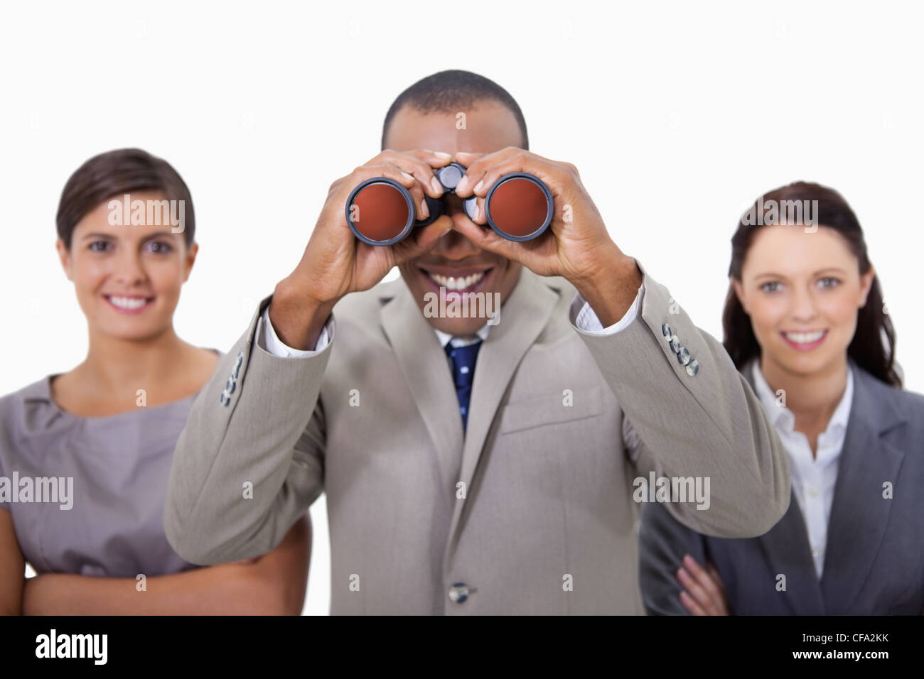 Lächelnd Geschäftsmann mit Kollegen schauen durch ein Fernglas Stockfoto