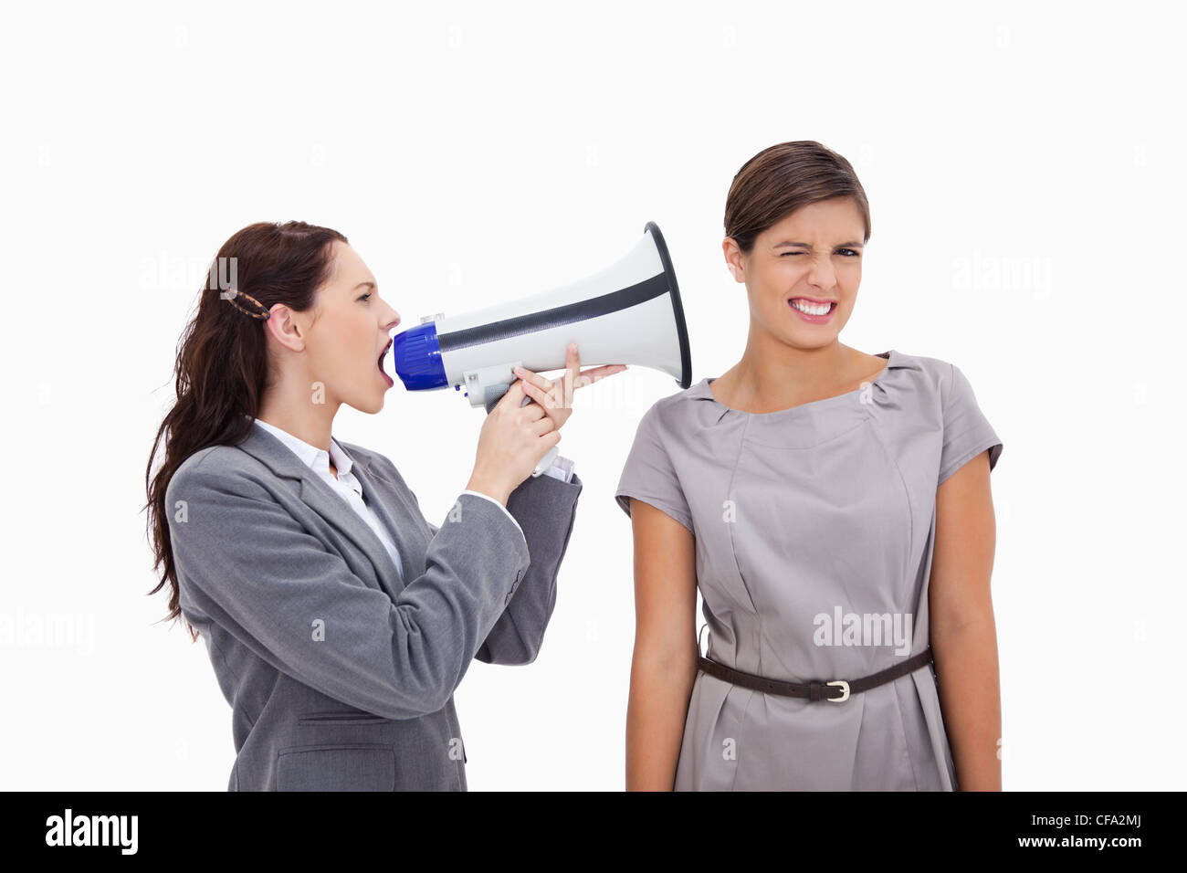 Geschäftsfrau mit Megaphon schreien an Kollegen Stockfoto