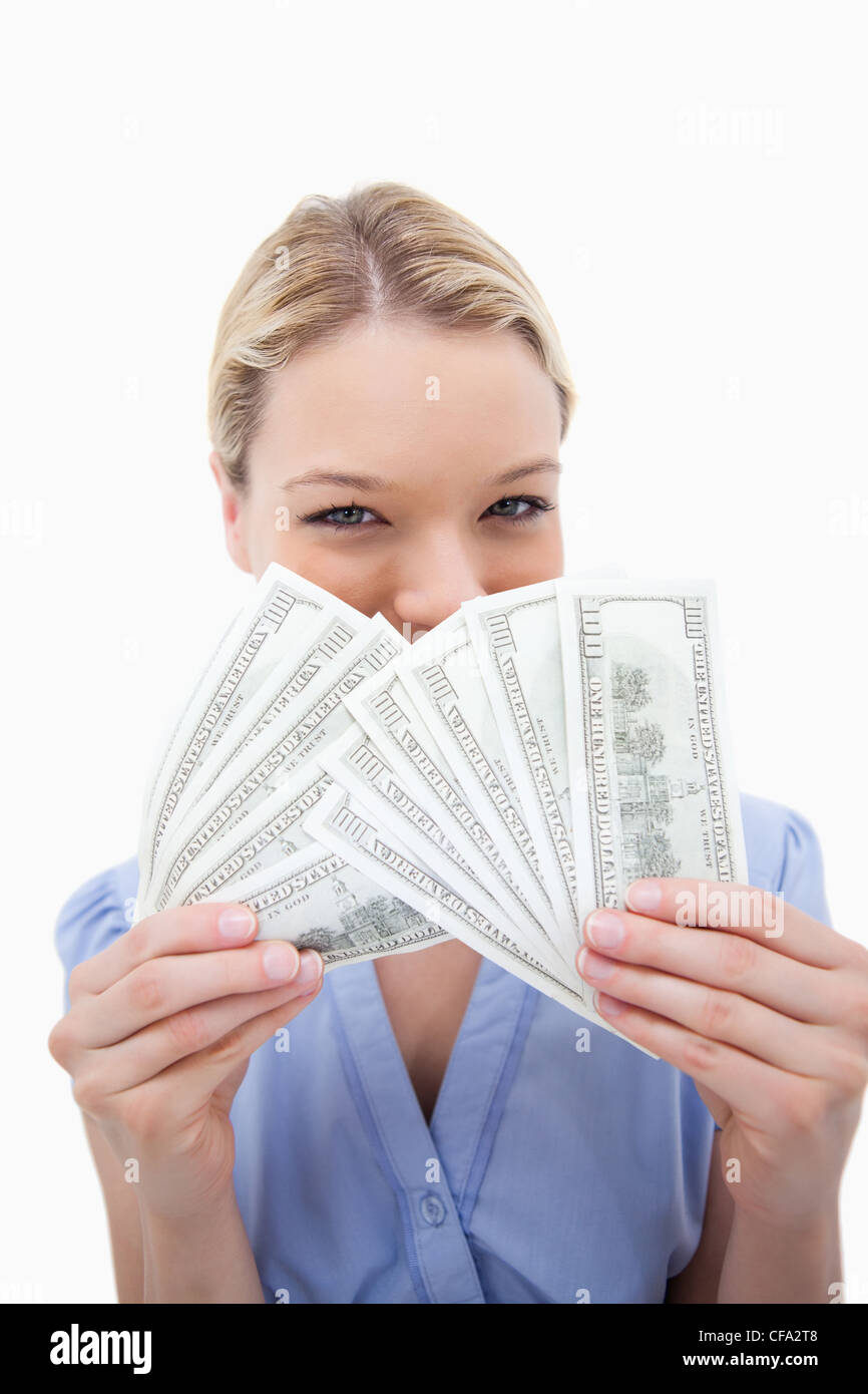 Frau versteckt sich hinter Banknoten Stockfoto