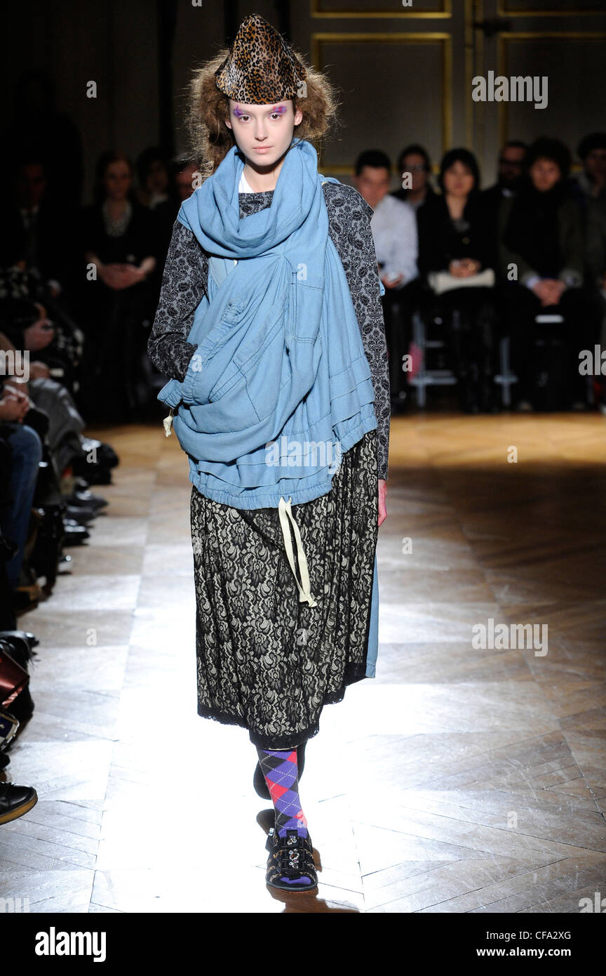 Tao Paris bereit, tragen Herbst Winter gemusterte Spitze, blaue drapierte Oberteil, Animal print Hut schwarz Spitzenrock, gemusterte Socken und Stockfoto