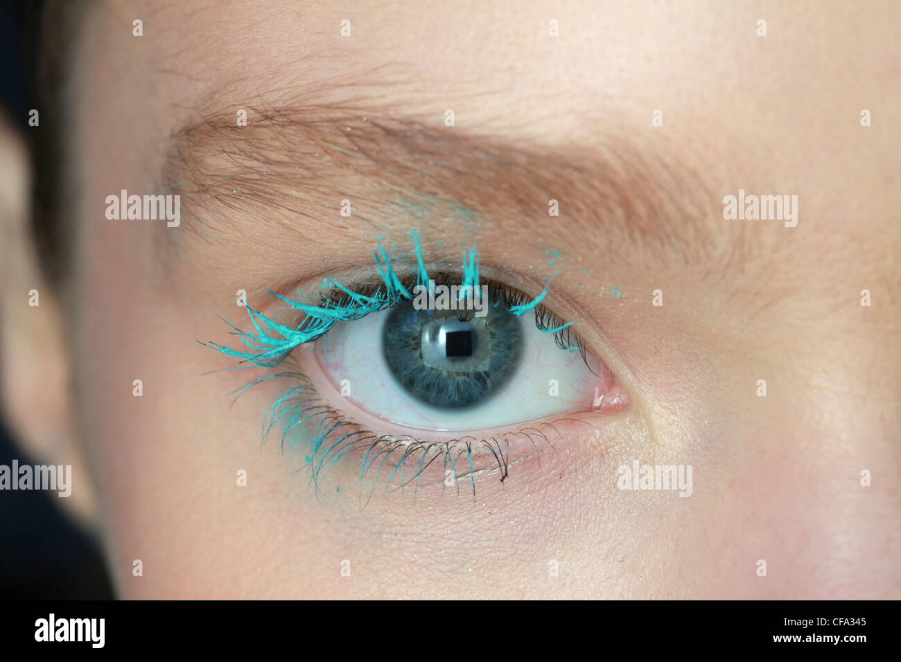 DKNY Backstage Schönheit New York bereit zu tragen Frühling Sommer Nahaufnahme Auge weibliche tragen schwere türkisfarbene mascara Stockfoto