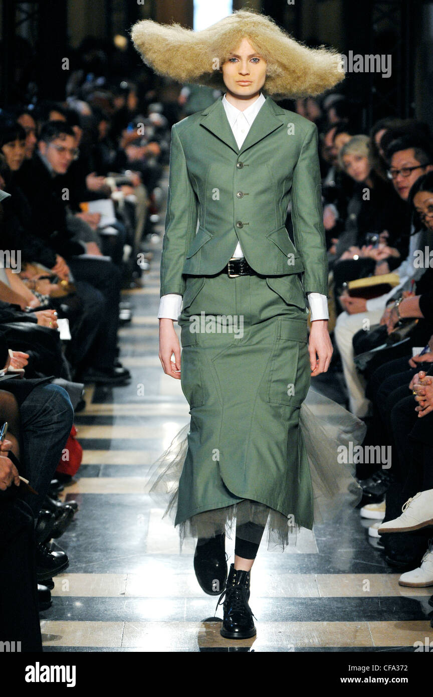Junya Watanabe Paris Ready to Wear Herbst Winter Modell einer ungewöhnlichen Perücke, ein edwardian und Militär inspirierte grünen Jacke und Stockfoto