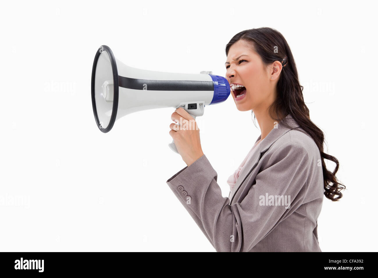 Seitenansicht des wütenden Geschäftsfrau durch Megaphon schreien Stockfoto