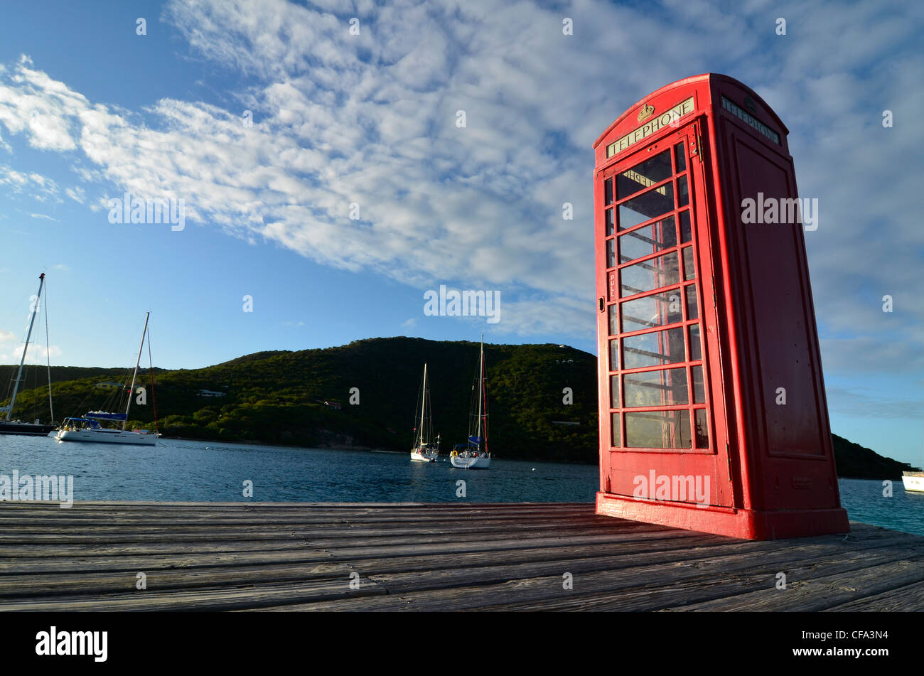 Altmodisches Telefonzelle auf Dock, Marina Cay, British Virgin Islands. Stockfoto