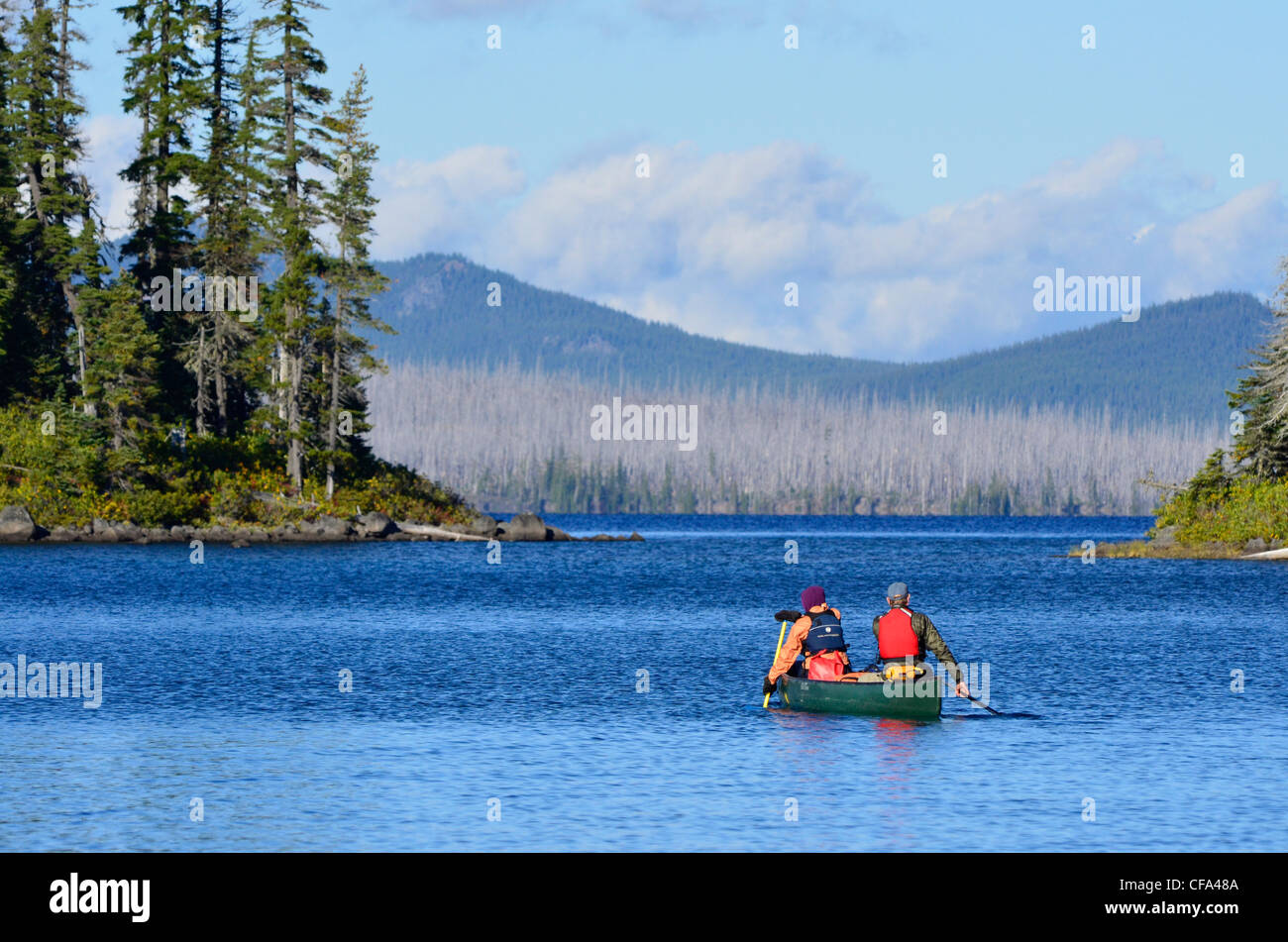 Kanufahren auf Waldo Lake in der Cascade Range von Oregon. Stockfoto