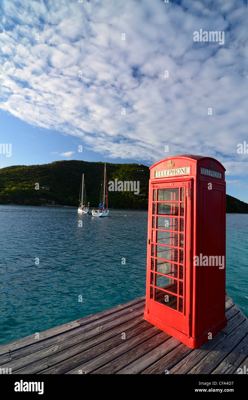 Altmodisches Telefonzelle auf Dock, Marina Cay, British Virgin Islands. Stockfoto