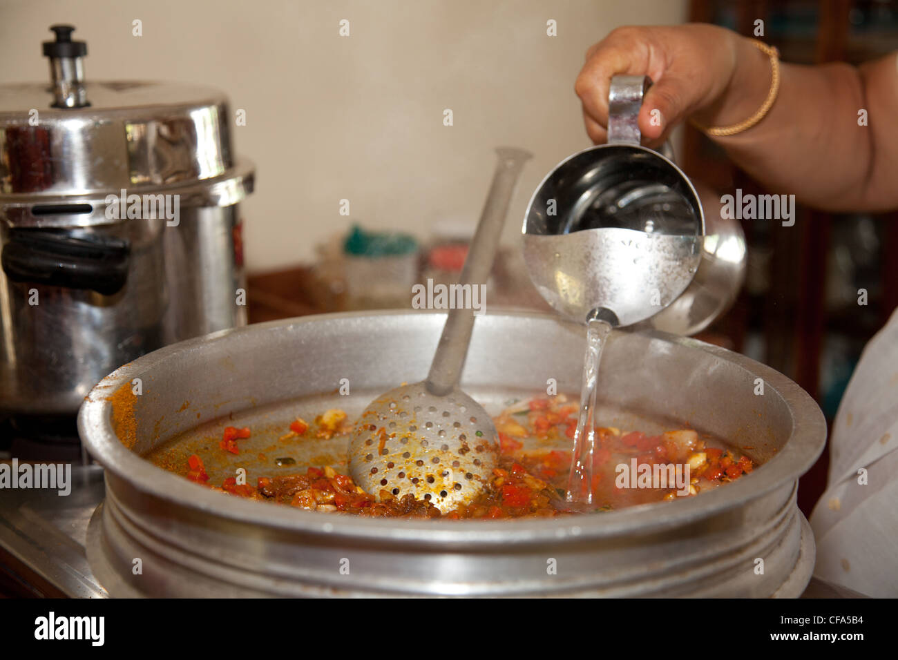 Vorbereitung der traditionelle indische Küche Stockfoto