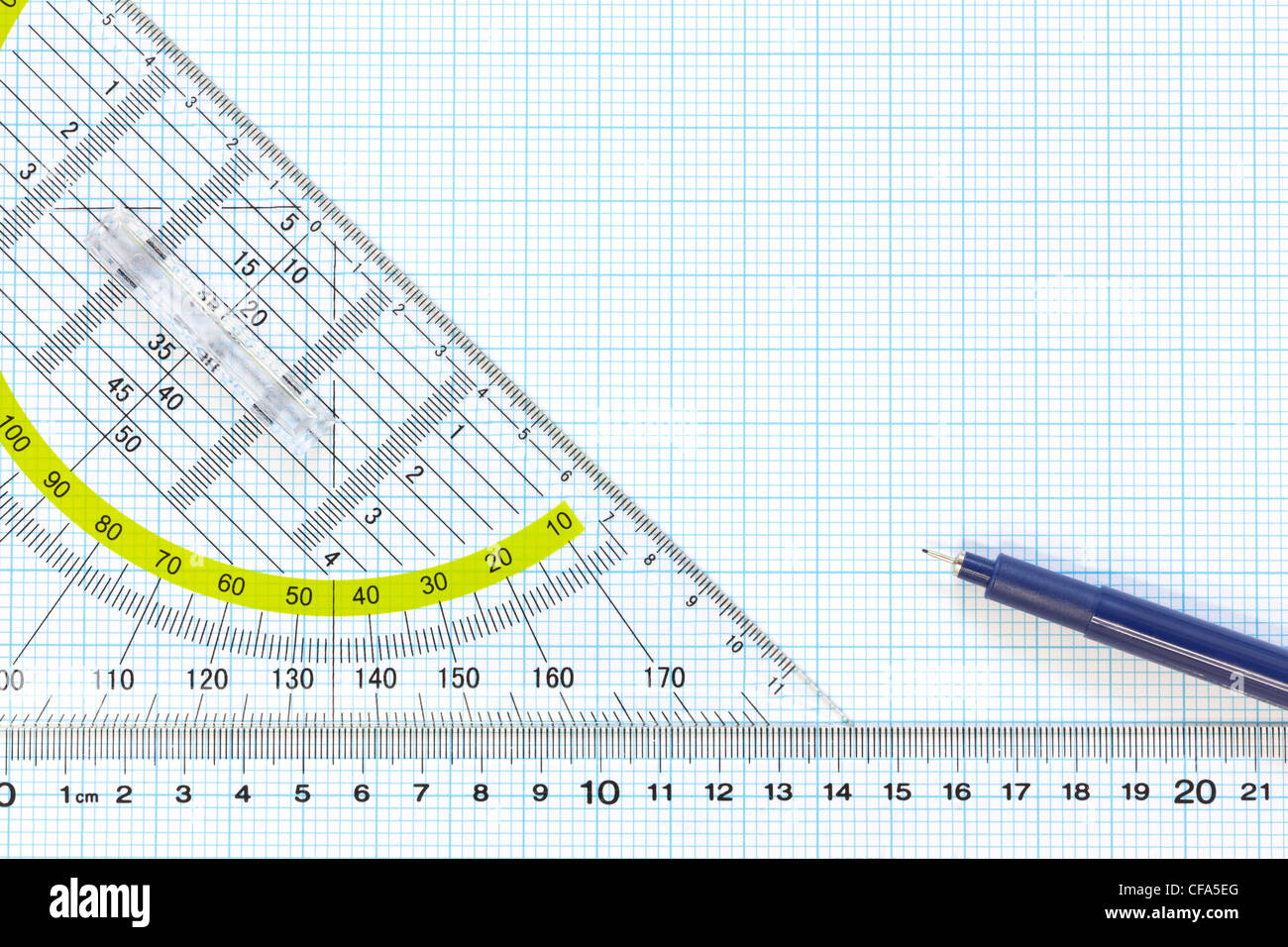 Still-Leben Foto engineering Zeichenpapier mit Maßeinteilung mit einem feinen 0,1 mm Stift mit Lineal und Winkelmesser Stockfoto