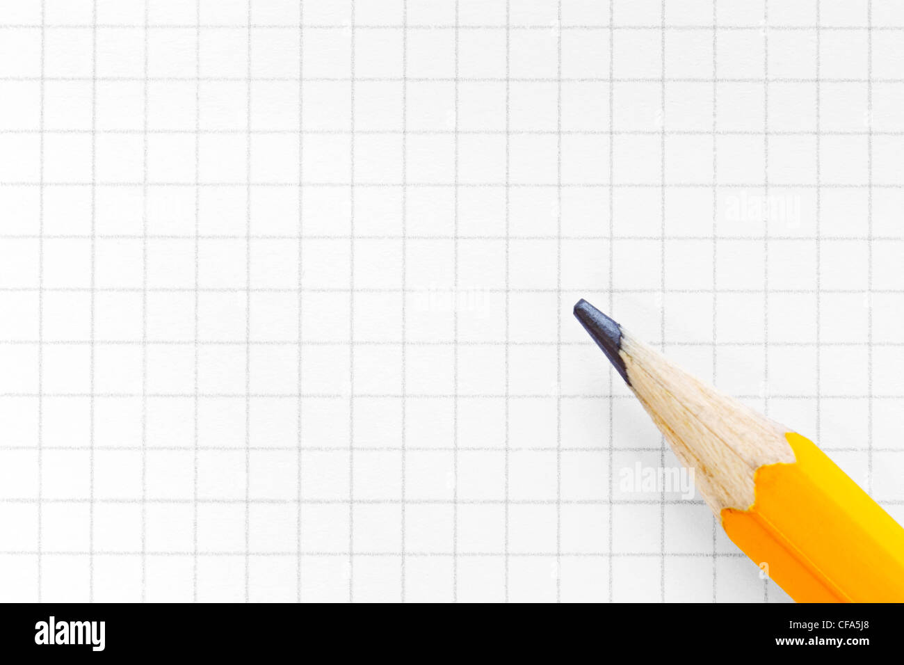 Foto leeres Quadrat Zeichenpapier mit Maßeinteilung mit einem gelben Stift, fügen Sie Ihren eigenen Text oder Diagramm. Stockfoto