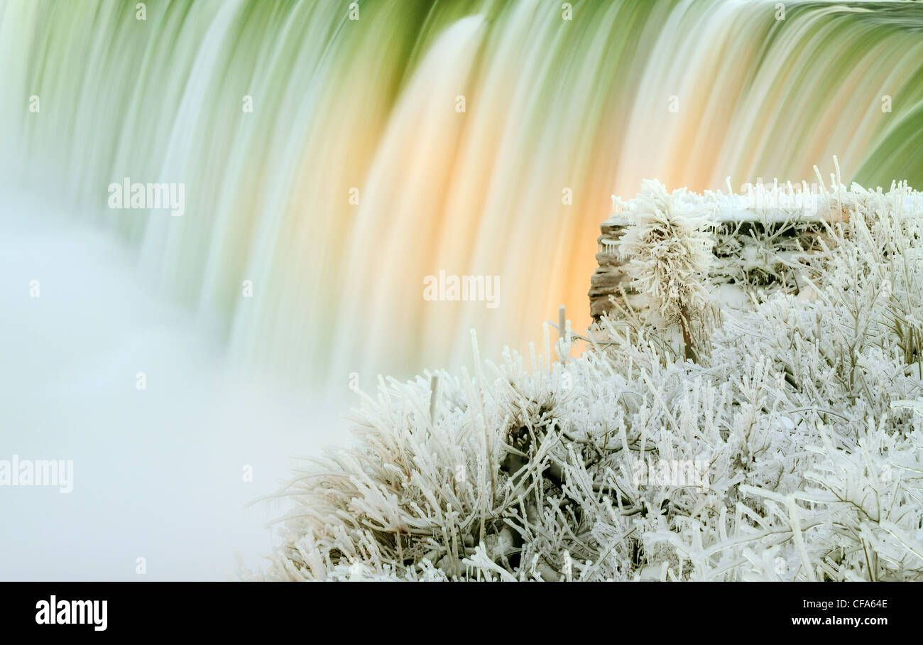 Niagara-Fälle mit schönen Winterfrost auf dem Rand der Klippe in der Abenddämmerung im Januar 2012. Stockfoto