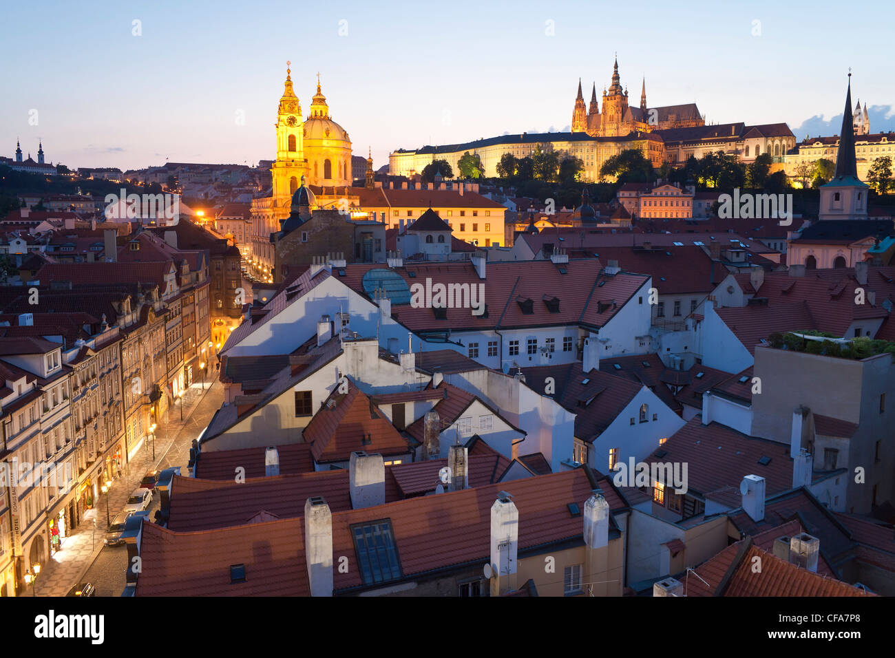 St. Vitus Cathedral und das Budaer Burgviertel in der Abenddämmerung, Prag, Tschechische Republik Stockfoto