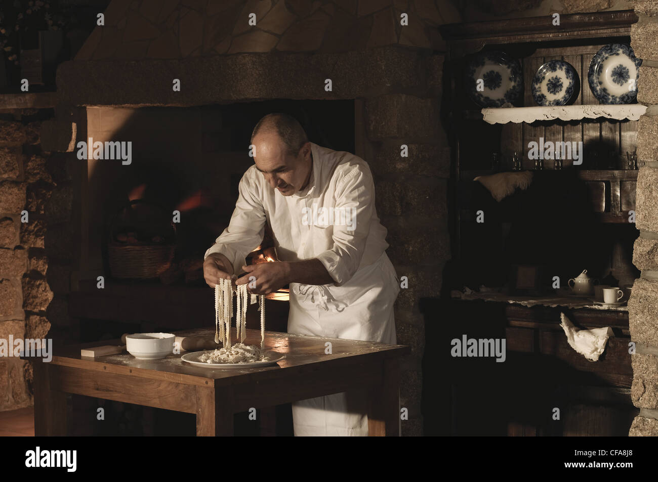 Cook, Umgang mit Nudelteig in Küche Stockfoto Cook, Umgang mit Nudelteig in Küche Stockfoto
