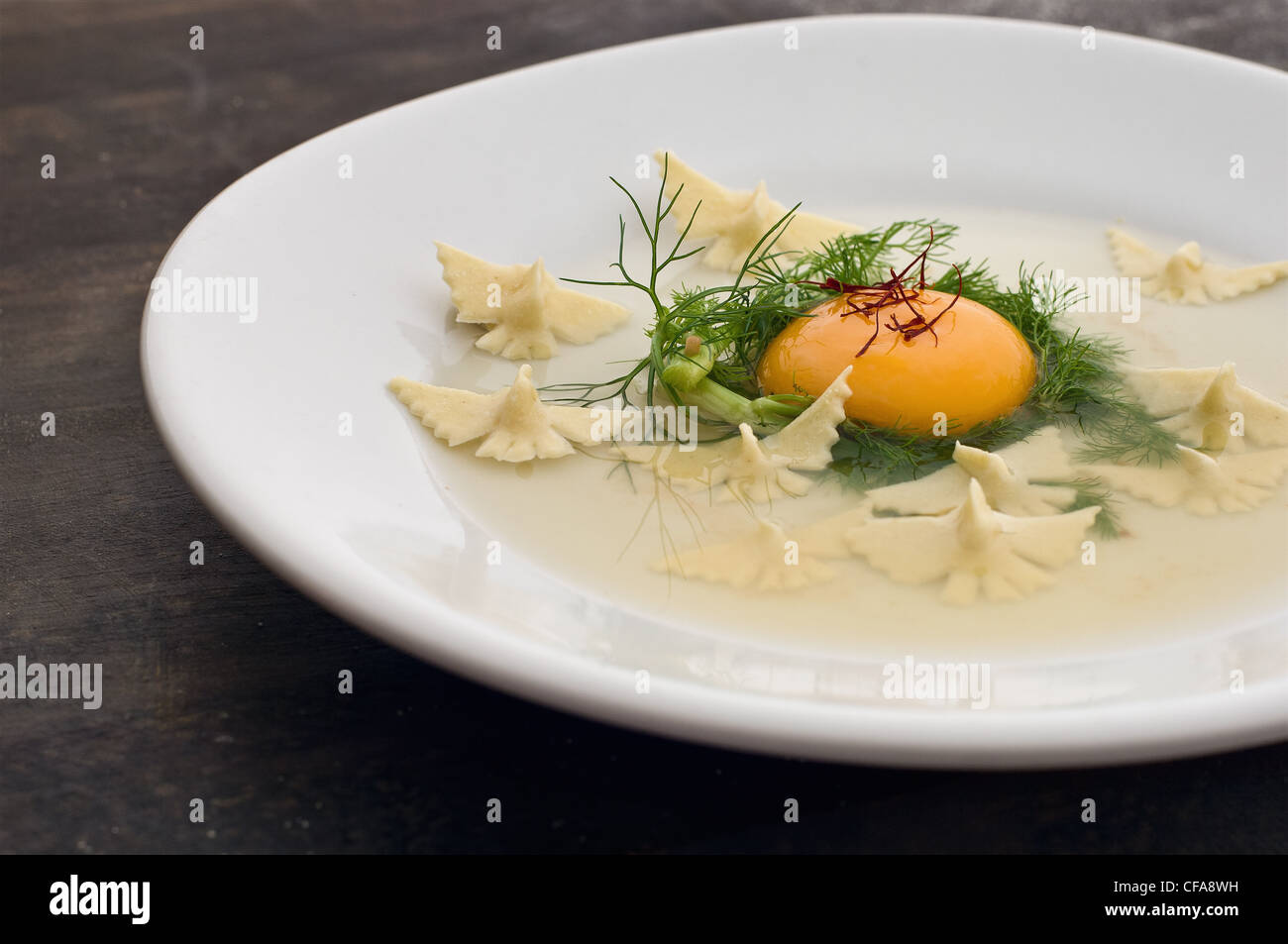 Nahaufnahme von rohem Ei und Nudelgericht Stockfoto