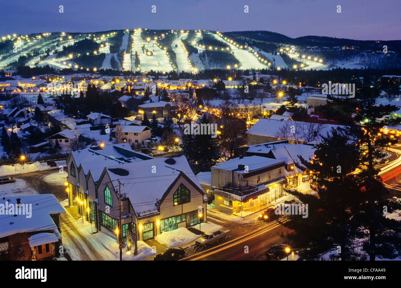 Dorf von Saint Sauveur in der Nacht, Quebec, Kanada. Stockfoto