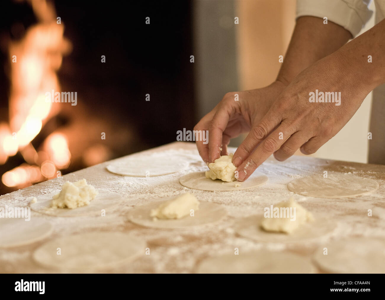 Kochen Sie Füllung Nudelteig in Küche Stockfoto Kochen Sie Füllung Nudelteig in Küche Stockfoto