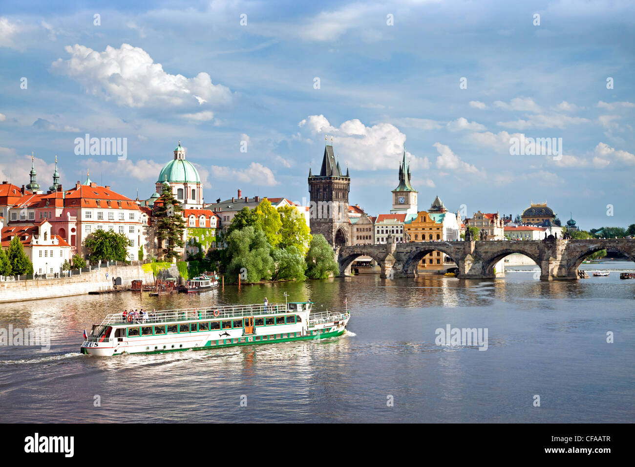 Blick auf den Fluss Vltava und Flussschiff, Prag, Tschechische Republik Stockfoto