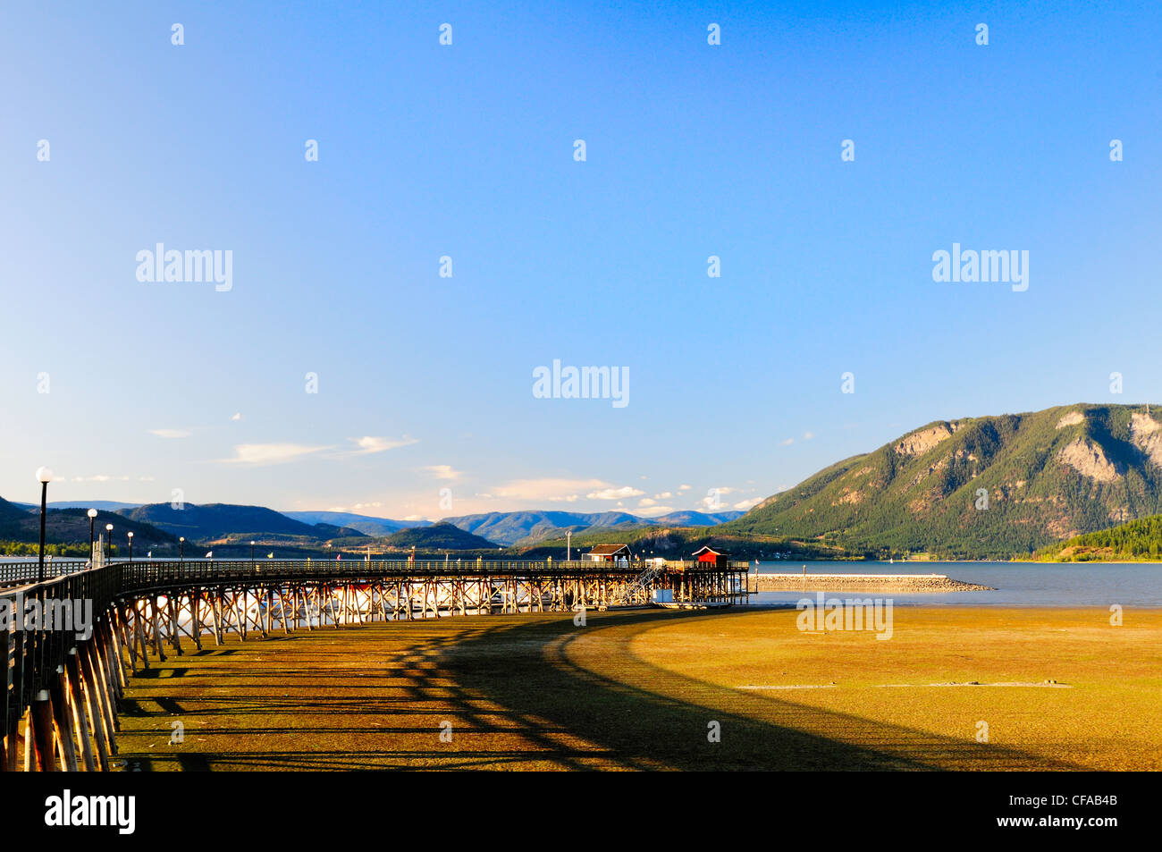 DDie Salmon Arm Wharf (die längste Wharf in Nordamerika) in Salmon Arm, British Columbia, Kanada Stockfoto