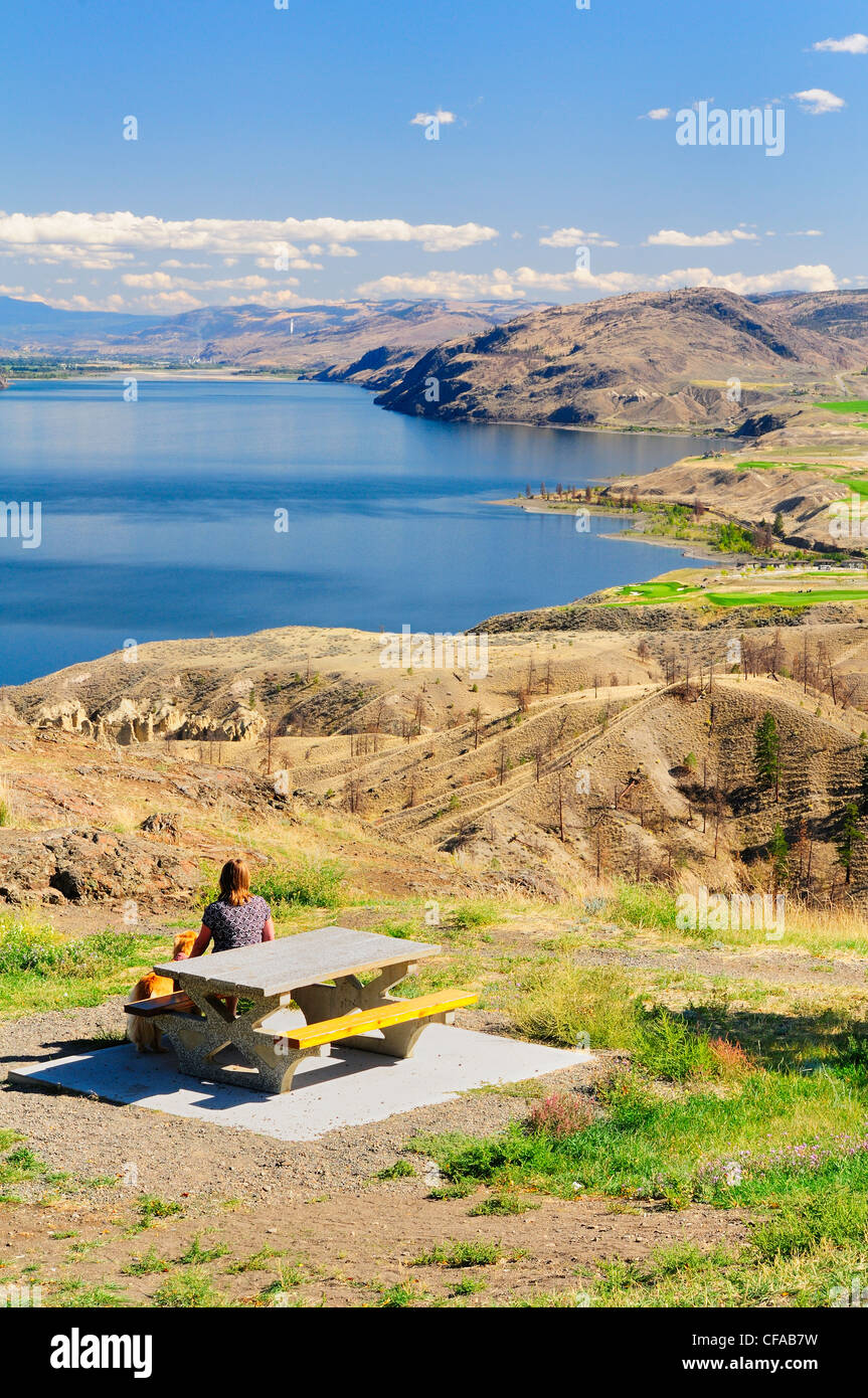Frau Hund Picknick-Tisch mit Blick auf Kamloops Lake Stockfoto