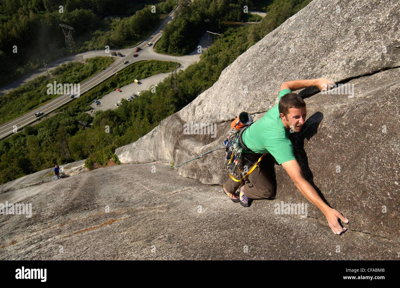 Young Man klettern auf Diedre auf dem Vorfeld des Chefs, in Squamish, British Columbia, Kanada. Stockfoto