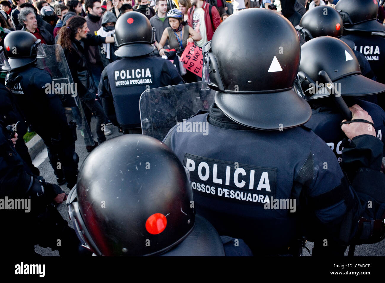 Bereitschaftspolizei bereit zum Laden Stockfoto