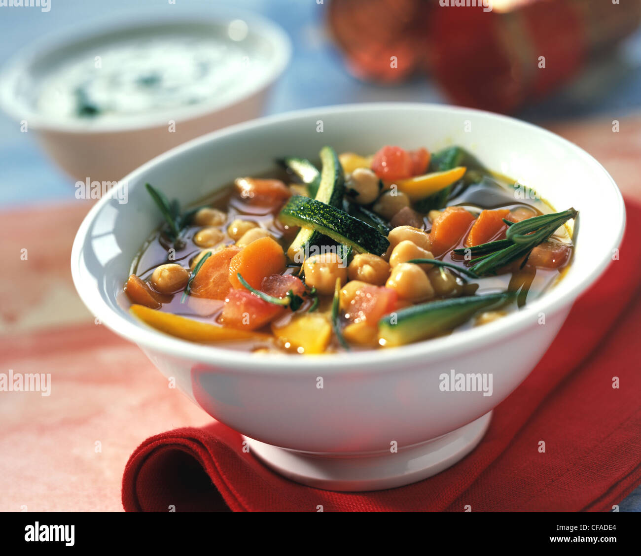Küken-Erbse-Gemüsesuppe Stockfoto