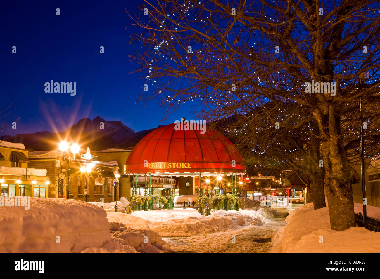 Abend in der Innenstadt von Revelstoke in Mitte des Winters, Revelstoke, BC, Kanada. Stockfoto