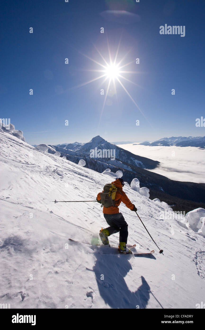 Junger Mann Telemark-Skifahren in Revelstoke Mountain Resort, BC, Kanada. (Model-Release #08113) Stockfoto