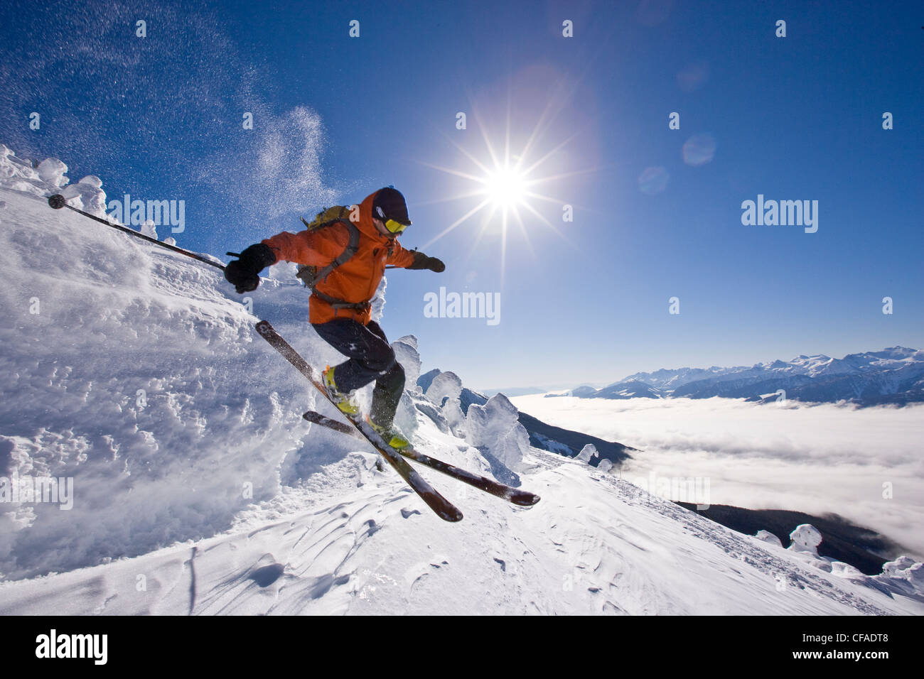 Junger Mann Telemark-Skifahren in Revelstoke Mountain Resort, BC, Kanada. (Model-Release #08113) Stockfoto
