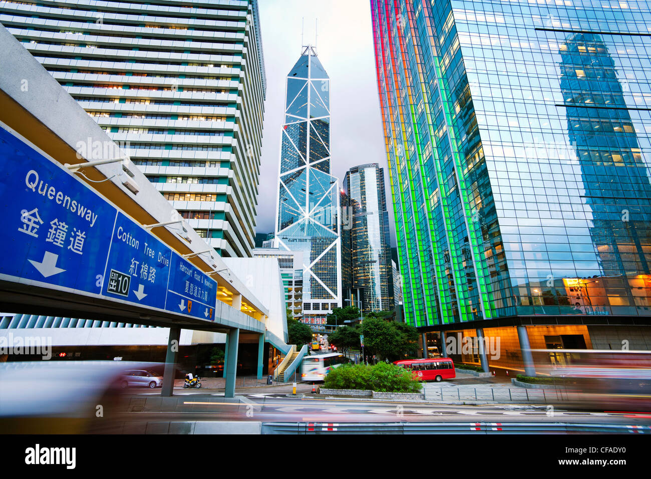 Hong Kong Skyline bei Dämmerung, zentralen Geschäfts- und Bankenviertel, Bank of China Gebäude, Hong Kong Island, China Stockfoto