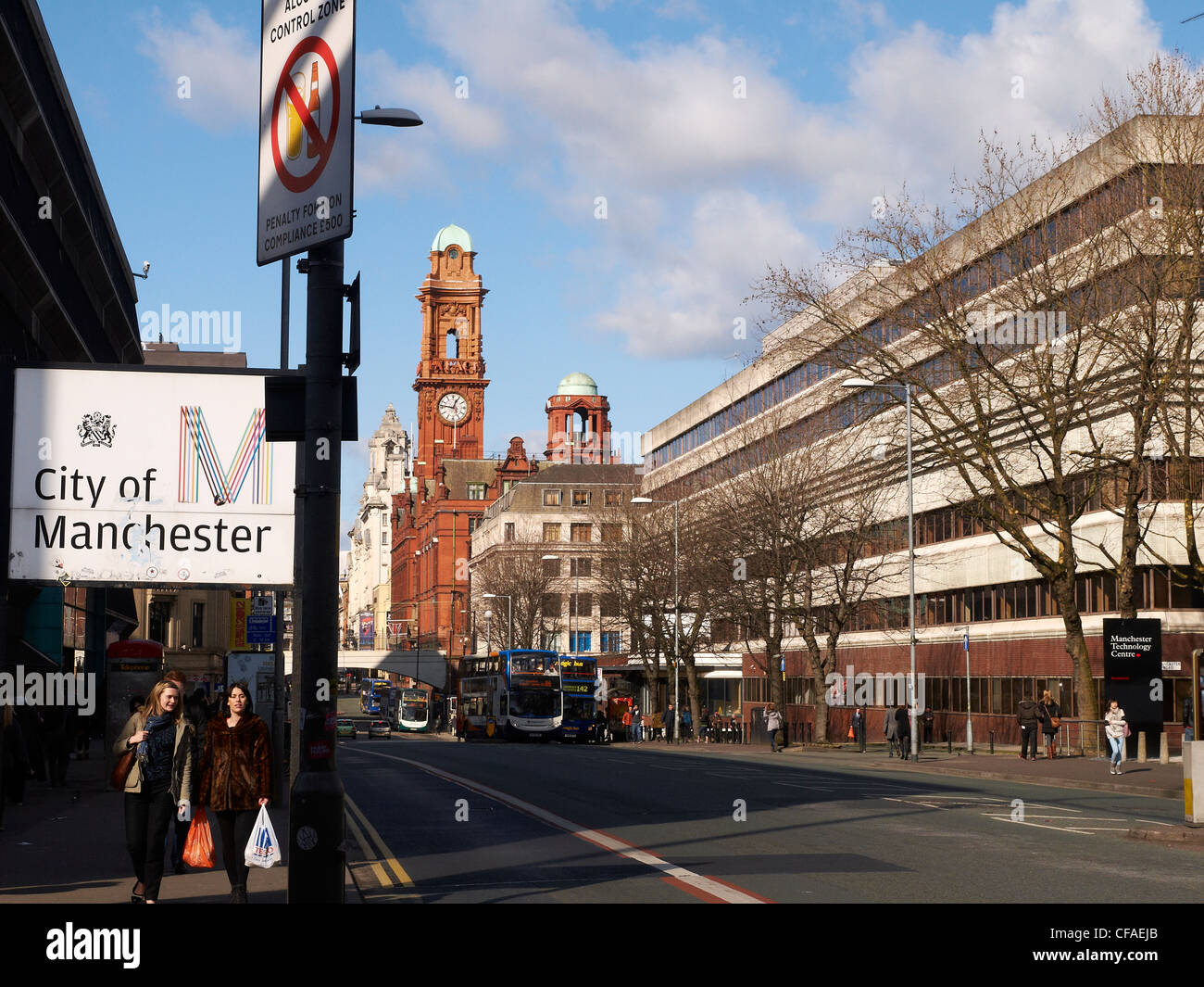 Oxford Road mit ehemaligen BBC-Gebäude und Refuge Assurance Gebäude jetzt Palace Hotel in der Innenstadt von Manchester UK Stockfoto