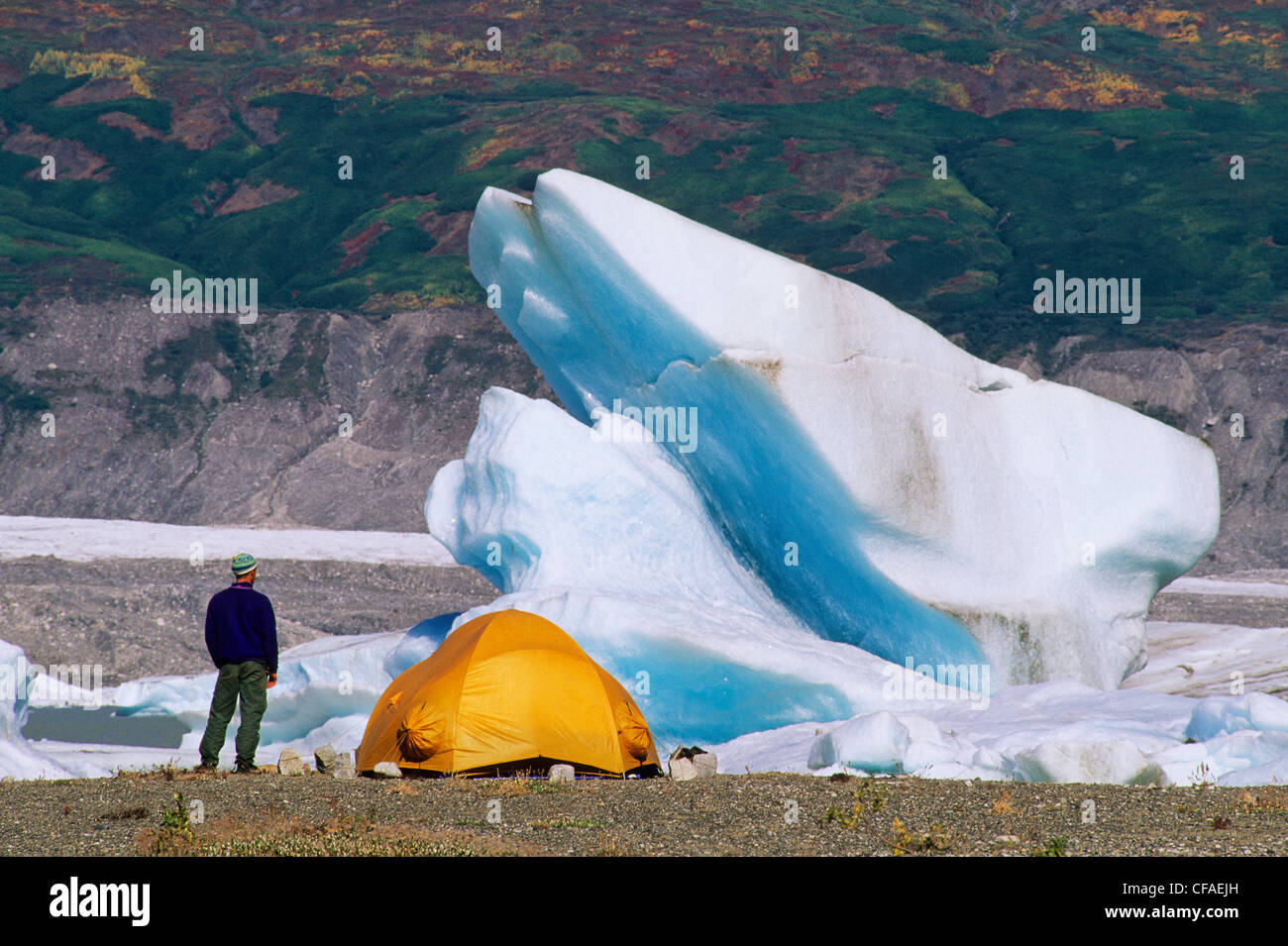 Wohnmobil am Lowell Gletscher, Alsek River, Kluane National Park, Yukon, Kanada. Stockfoto