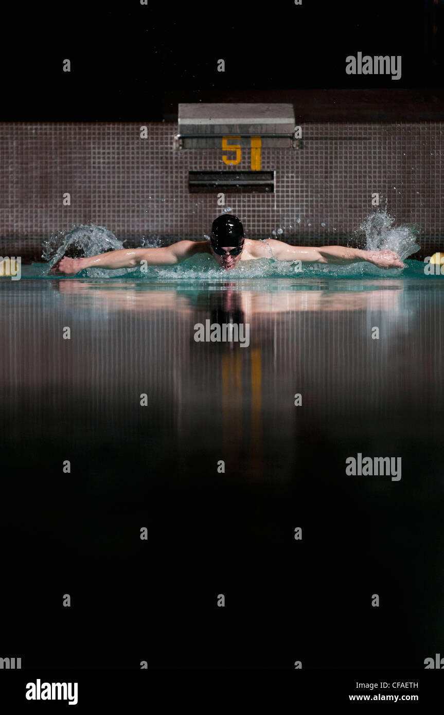 Schwimmer üben Brustschwimmen im pool Stockfoto