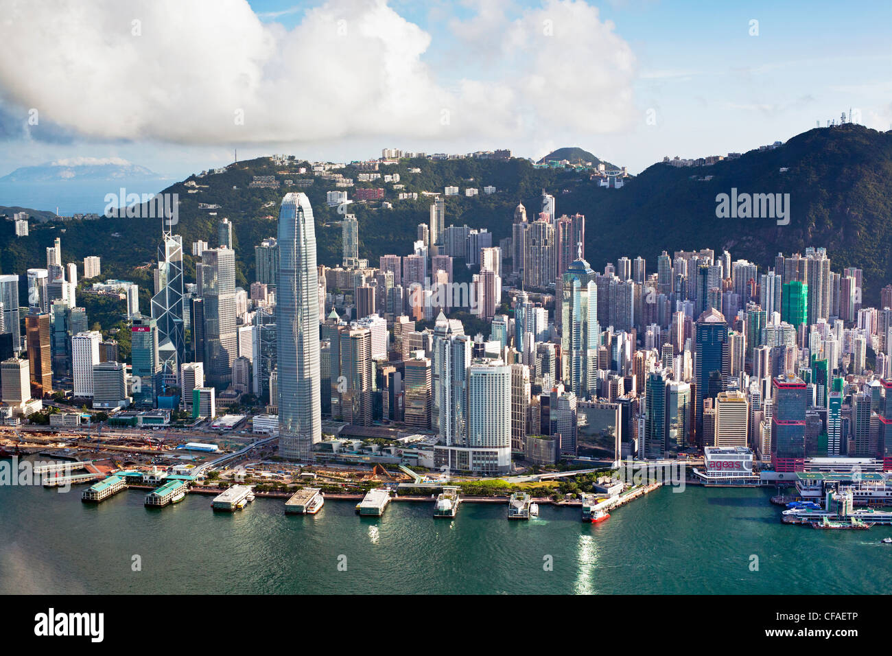 Erhöhten Blick auf den belebten Hafen von Hongkong, Central District von Hong Kong Island und Victoria Peak, Hong Kong, China Stockfoto