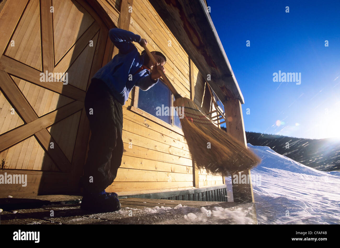 Skifahrer fegt Ski Alpin Kabine Frühling Stockfoto